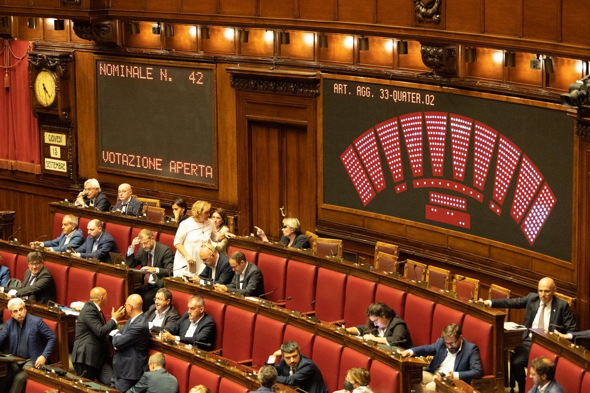 NomosCSP's tweet photo. 🗞️ La Giornata Parlamentare del #23ottobre 

➡️ 7 decreti entro Natale e #leggedibilancio
➡️ @Antonio_Tajani rilancia dialogo fra Libano, Israele e Anp al G7
➡️ Il Consiglio d'Europa accusa di #razzismo le forze dell’ordine. Ira di @GiorgiaMeloni

➡️ https://t.co/B7CGK1VRGS https://t.co/mLTJUBM2PK