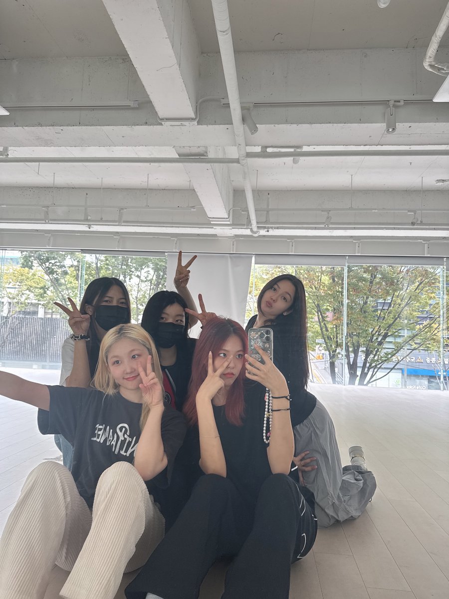 FCLIVE_official's tweet photo. #Lapillus 2024 PREMIUM LIVE IN JAPAN SHOW:ASCEND

／
✨D-1✨️
ついに明日スタート📣
#ラピルス に会いに来てください🥳
＼

📅11/2(土)~17(日)
📍#FCLIVE_TOKYO

📅11/21(木)~12/1(日)
📍#FCLIVE_OSAKA

無料SHOWCASEや様々なイベントDAYも！
🔗 https://t.co/ClYGlzaSSn

#라필루스 https://t.co/4FL2hdxbGS