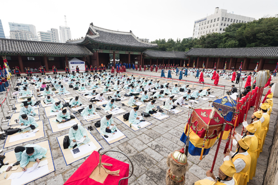 <TRPG로 배워보자! -과거 시험편>

"새 시대가 밝았습니다, 여러분.
조선을 범람하는 고난, 
'과거'가 당신을 기다리고 있습니다. 
영의정부터 동네 한량까지 시험장에 모여 필력을 겨루는 일생일대 대결.

'장원이냐, 낙방이냐'

당신은 위대한 유생 일행으로서 
진정한 실력을 확인해볼 시간입니다."