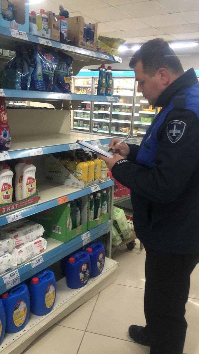 Yenişehir Belediyesi Zabıta Müdürlüğü ekiplerimiz, ilçemizdeki zincir marketleri denetlemeye devam ediyor. 

Vatandaşlarımızın sağlığı her şeyden önemlidir. Denetimlerimiz aralıksız sürecek.

#yenişehirbelediyesi #ercanozel