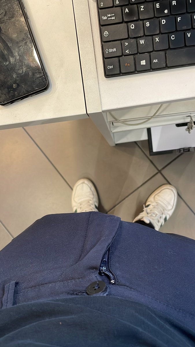 Faudrait que j’arrête de mater X au taff … #gay #excite #jebande #maqueue 
Redit si tu veux la sortir et t’en occuper