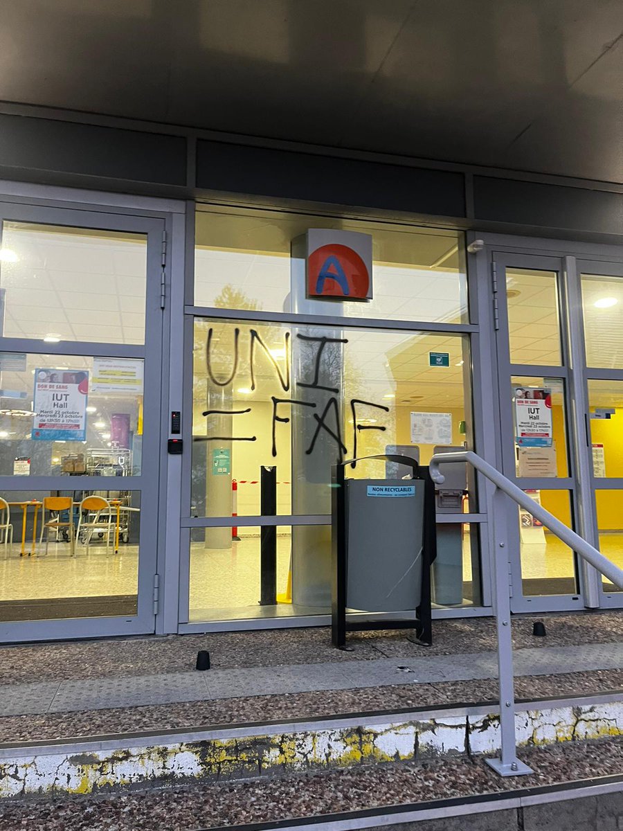 FDucampRN's tweet photo. Tout mon soutien à l'@UNI__Tours et à @Bastian_DUENAS. La lâcheté de l'extrême gauche se manifeste toujours de la même manière :

-Refus du débat
-Intimidation
-Vandalisme par tags

Une pensée également pour les agents qui devront nettoyer ces dégradations. https://t.co/Amkc95GTMn