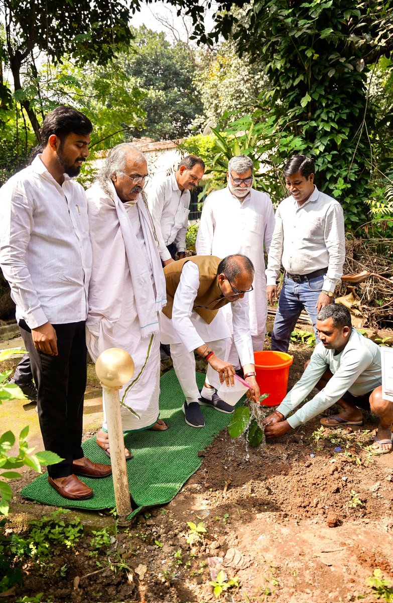 आज विकास भारती के राँची केंद्र पर केन्द्रीय कृषि एवम् किसान कल्याण सह ग्रामीण विकास मंत्री श्री शिवराज सिंह चौहान जी से शिष्टाचार भेंट हुआ।

इस दौरान उनके प्रतिदिन पौधारोपण के संकल्प के क्रम में विकास भारती के राँची स्तिथ कार्यालय पर पौधारोपण हुआ. 🌸🌻

<a href="/ChouhanShivraj/">Shivraj Singh Chouhan</a>