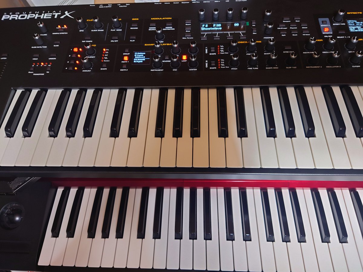 ryujinger's tweet image. 先日の練習の後で久々に通電してみた。DigitalOscillatorなのに音程移動の滑らかさは本当に気持ちいい。40年前のアレを400万円で買うより自分はこっちを選ぶw
#SequentialCircuit
#ProphetX
#DigitalSynthesizer