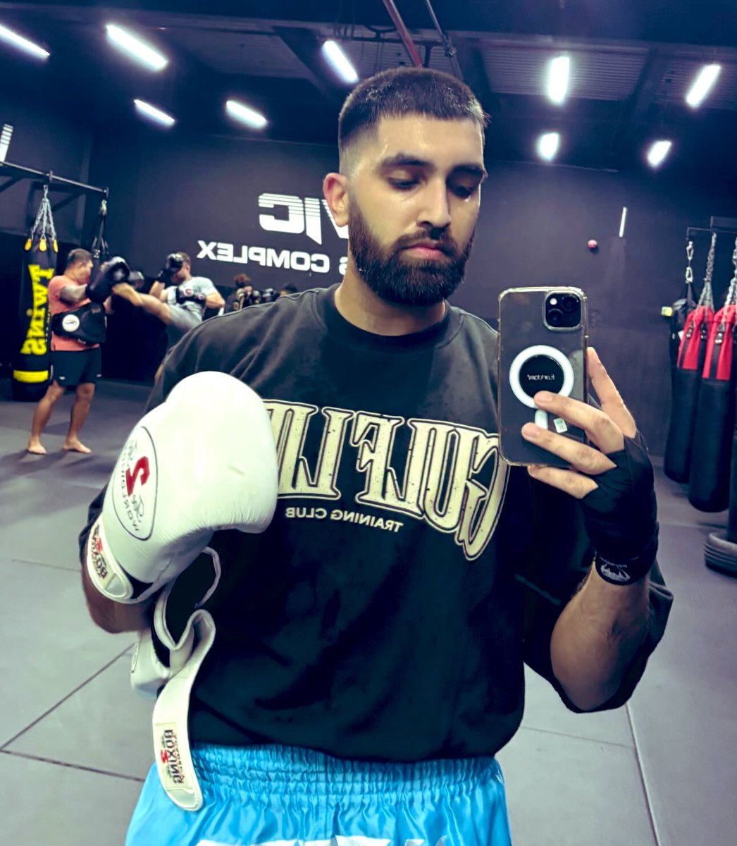 Gulfl1ft's tweet photo. Nothing beats a well-fitted tee during a workout! What’s your go-to gym fit? 🏋️‍♂️ #GulfLift #GymApparel #Activewear https://t.co/sMtmnOcln8