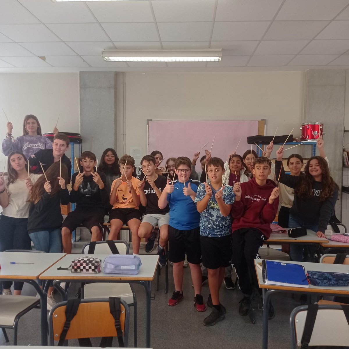 FloridaSec's tweet photo. Els cursos de 1r i 2n d’ESO de Florida Secundària treballen el ritme musical! 

🎶Utilitzant cançons actuals i palets per produir sons, aprenen sobre motricitat, treball en equip i qualitats del so com el timbre i la duració.

https://t.co/tkTHCGrre4 https://t.co/dKh9yjGVKo