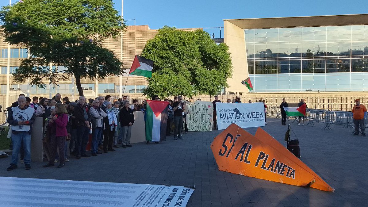 End Fossil Barcelona (@endfossilbcn) on Twitter photo 🚨Estem davant la <a href="/Fira_Barcelona/">Fira Barcelona</a> , rebent els assistents a la AviationWeek.
📢La fira, i per tant la Generalitat i l'Ajuntament de Barcelona són còmplices permetent una fira que promou l'aviació i on participen empreses militars israelianes 🚨Estem davant la <a href="/Fira_Barcelona/">Fira Barcelona</a> , rebent els assistents a la AviationWeek.
📢La fira, i per tant la Generalitat i l'Ajuntament de Barcelona són còmplices permetent una fira que promou l'aviació i on participen empreses militars israelianes