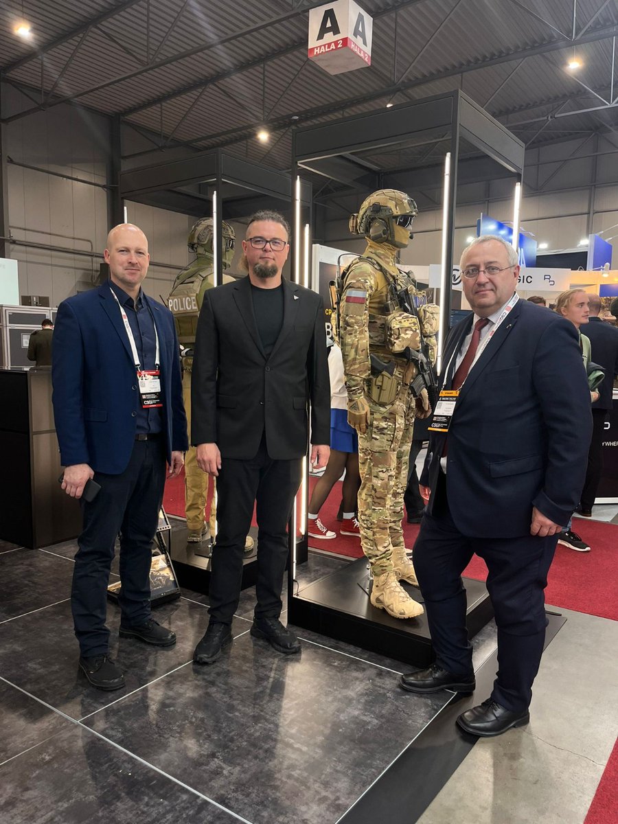 PLinCzechia's tweet image. Chargé d'affaires a.i. Jacek Gajewski navštívil stánky polských firem na @ForcesForum v Praze.
Předmětem jejich společného jednání byly možnosti, jak by Velvyslanectví Polské republiky mohlo podpořit propagaci polských produktů na českém trhu. #FutureForcesForum