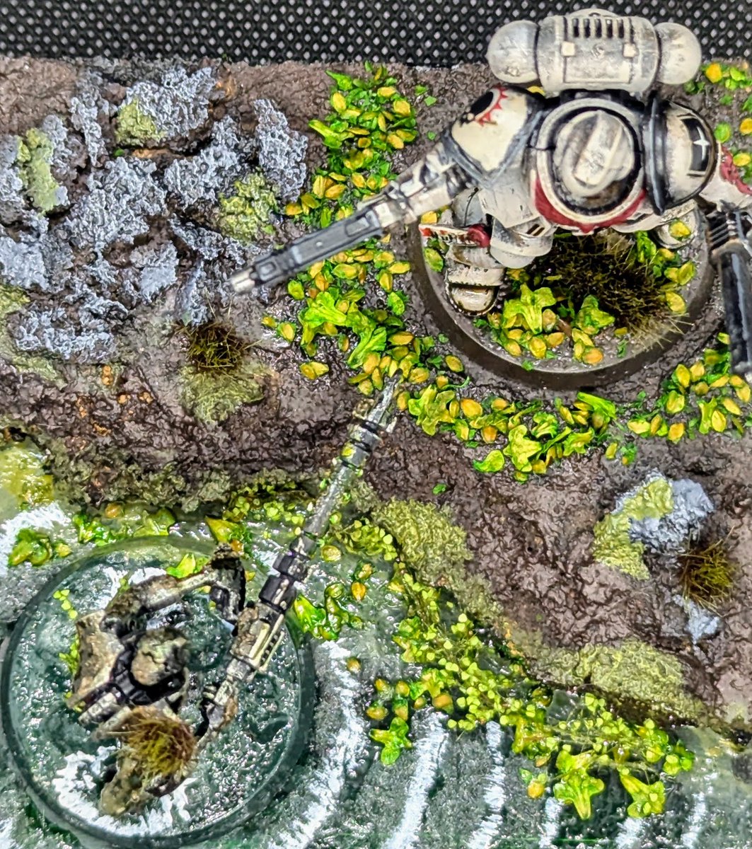 Social Media guy Diorama für den FW Discord Community #malwettbewerb #tomekeeper #paintingwarhammer #warhammercommunity #necron #paintingminiatures