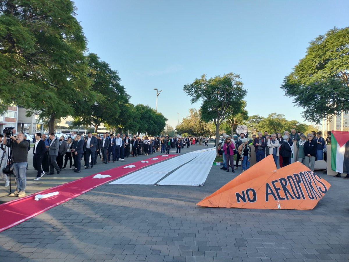 ProuComplicitat #AturemElGenocidi (@proucomplicitat) on Twitter photo 🔴Hem desplegat una catifa vermella per rebre a l'<a href="/AviationWeek/">Aviation Week</a> a BCN.
📢No s'equivoquin, el vermell és de la sang i mort que les empreses que hi participen en són còmplices!!
Però nosaltres, recordem totes les persones assassinades pel genocidi🇵🇸🇱🇧
#NoAviationWeek 🔴Hem desplegat una catifa vermella per rebre a l'<a href="/AviationWeek/">Aviation Week</a> a BCN.
📢No s'equivoquin, el vermell és de la sang i mort que les empreses que hi participen en són còmplices!!
Però nosaltres, recordem totes les persones assassinades pel genocidi🇵🇸🇱🇧
#NoAviationWeek