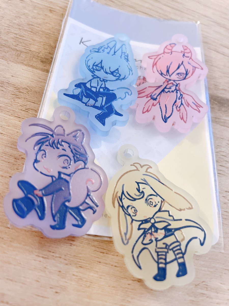 完成品が届いた🙌
改めて不透明感が可愛いアクリルだ〜🤍　早く自然光の元で撮りたいな