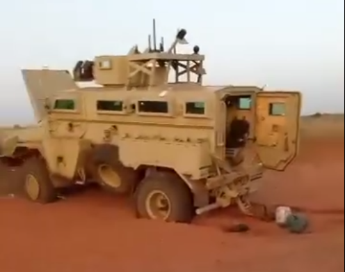 Wamaps_news's tweet photo. #Mali 🇲🇱 | Le 21/10, plusieurs dizaine de terroristes de la Katiba Macina (#JNIM) ont tendu une embuscade à une patrouille #FAMa au nord de #Bankass (#Mopti), en direction de #Bandiagara, proche du village de #Barapira (#RR26).
🔴 Près de 10 #FDS ont été tués. Certains des militaires ont été abattus alors qu'ils se repliaient.
🔵 2 véhicules blindés ont été détruits dont un APC OTT Puma M26 sud africain 🇿🇦 (📷 ci-dessous). Des armes et munitions ont été pillées.
🔹 Le JNIM a diffusé plusieurs vidéos montrant les corps des soldats abattus et dépouillés.
⚠️ Cette attaque confirme que les terroristes du JNIM contrôlent presque tous les axes menant à #Bandiagara et ont des capacités de feu permettant d'attaquer les patrouilles et convois militaires.