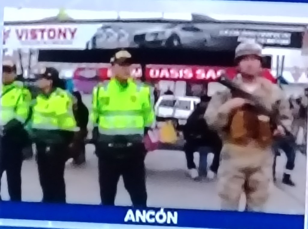 GisellaSotelo's tweet photo. Lima amanece repleta de policías y militares, ojalá estuvieran presentes cuando nos roban, nos extorsionan o  nos matan.
#ParoDeTransportes
#ParoGeneral
#ParoNacionalIndefinido https://t.co/at1vlxqwlA