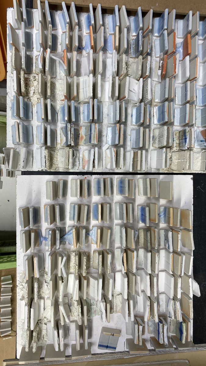 釉薬のテスト。
成分が変わるだけでこんなに激しく変化するのか…と、破壊に近いテストピースをみて少し興奮する。