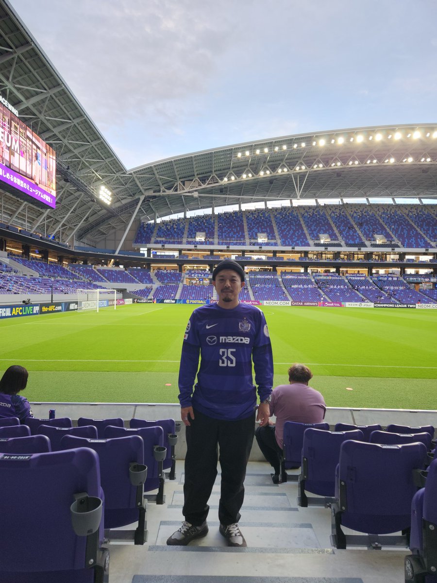 Graffity00's tweet photo. サンフレッチェ観戦行ってきました！弟はナカジさんが2008年にACLで実戦で着てたユニフォームで観戦！
途中交代で息子さん出られた時は感動しました！
#サンフレッチェ https://t.co/iKRXos799s
