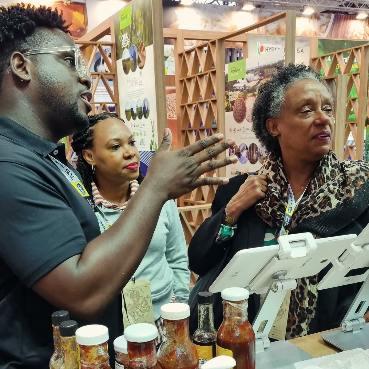 Today, H.E. Simone Rudder, Barbados' Ambassador to Brussels, visited the #AbsolutelyCaribbean booth to explore the diverse range of products on display.

She was thrilled to sample some of the new and innovative brands and shared valuable advice on
enhancing the experience to
