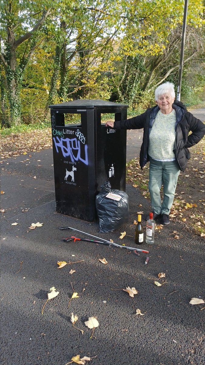 pjayvee38's tweet image. A wee impromptu pick this morning at Pinkhill, and along part of the old railway path 🤩
#strangestfinds Key safe, and hanging nappy! 🤨
Thank you for joining me, Maureen!

One hour, one bag off the paths! ❣️

#ClermistonLitterati
#Corstorphine 
#duo