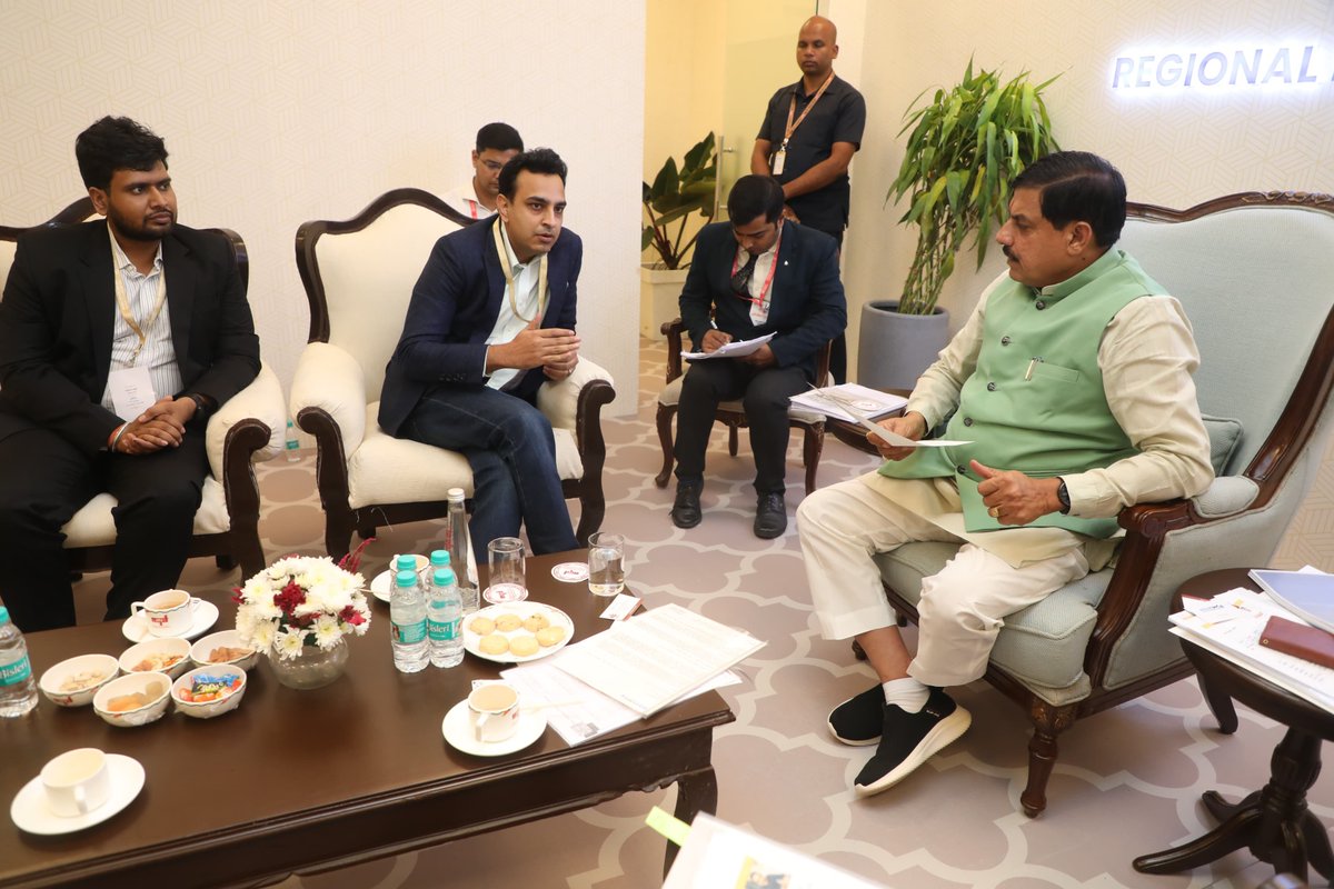 CMMadhyaPradesh's tweet photo. मुख्यमंत्री डॉ. मोहन यादव ने रीवा में आयोजित रीजनल इंडस्ट्री कॉन्क्लेव के अवसर पर सोलर ए.एम.सी. के फाउंडिंग सीईओ श्री सोमनाथ कपूर के साथ निवेश के संबंध में वन-टू-वन चर्चा की।
@DrMohanYadav51
@CimGOI @investindia @MPIDC @FollowCII @CII4WR @startupindia @Industryminist1 #RICRewa #InvestMP #FutureReadyMadhyaPradesh #REWA #MadhyaPradesh #RegionalIndustryConclave #RisewithRewa #InvestInVindhya #RewaRisingRIC