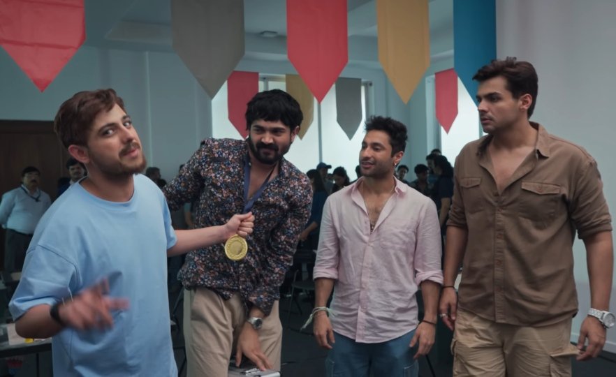 क्या हुआ कैरी मिनाती को? 🤔

कुछ साल पहले तक, ट्विटर की ऑडिएंस  उनके रोस्टिंग वीडियो को  पोसिटिव ट्रेंड्स पर लाती थी उसके दीवाने थे। हम उनकी हर गाली को सुनकर हंसते थे और तारीफों के पुल बांधते थे। पर आज वही ऑडियंस  उन्हें ट्रोल कर रही है।

क्या ये बदलती दुनिया है या हमारी सोच में