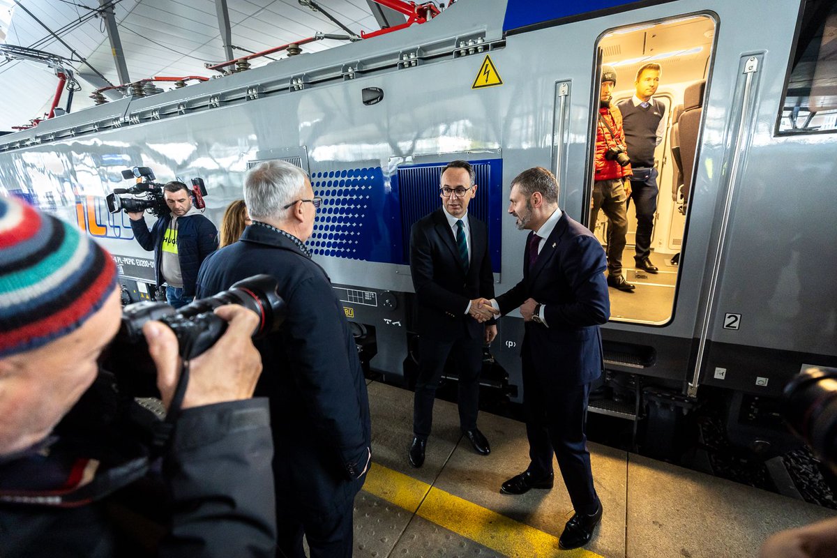 DariuszKlimczak's tweet photo. 🚄 @PKPIntercityPDP wprowadza do eksploatacji 15 nowych, polskich lokomotyw Griffin 200, które mogą osiągać prędkość 200 km/h! Griffiny zobaczymy na popularnych trasach między Warszawą, Gdynią, Poznaniem, Wrocławiem, Katowicami i Krakowem, a także na połączeniach międzynarodowych https://t.co/plFsGaY2JH