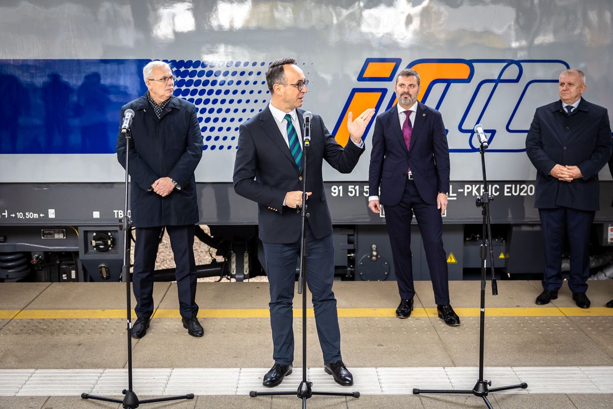 DariuszKlimczak's tweet photo. 🚄 @PKPIntercityPDP wprowadza do eksploatacji 15 nowych, polskich lokomotyw Griffin 200, które mogą osiągać prędkość 200 km/h! Griffiny zobaczymy na popularnych trasach między Warszawą, Gdynią, Poznaniem, Wrocławiem, Katowicami i Krakowem, a także na połączeniach międzynarodowych https://t.co/plFsGaY2JH