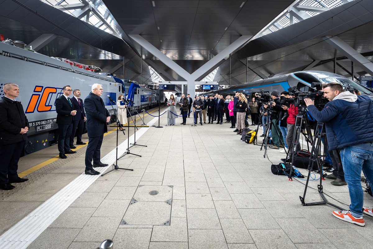 DariuszKlimczak's tweet photo. 🚄 @PKPIntercityPDP wprowadza do eksploatacji 15 nowych, polskich lokomotyw Griffin 200, które mogą osiągać prędkość 200 km/h! Griffiny zobaczymy na popularnych trasach między Warszawą, Gdynią, Poznaniem, Wrocławiem, Katowicami i Krakowem, a także na połączeniach międzynarodowych https://t.co/plFsGaY2JH