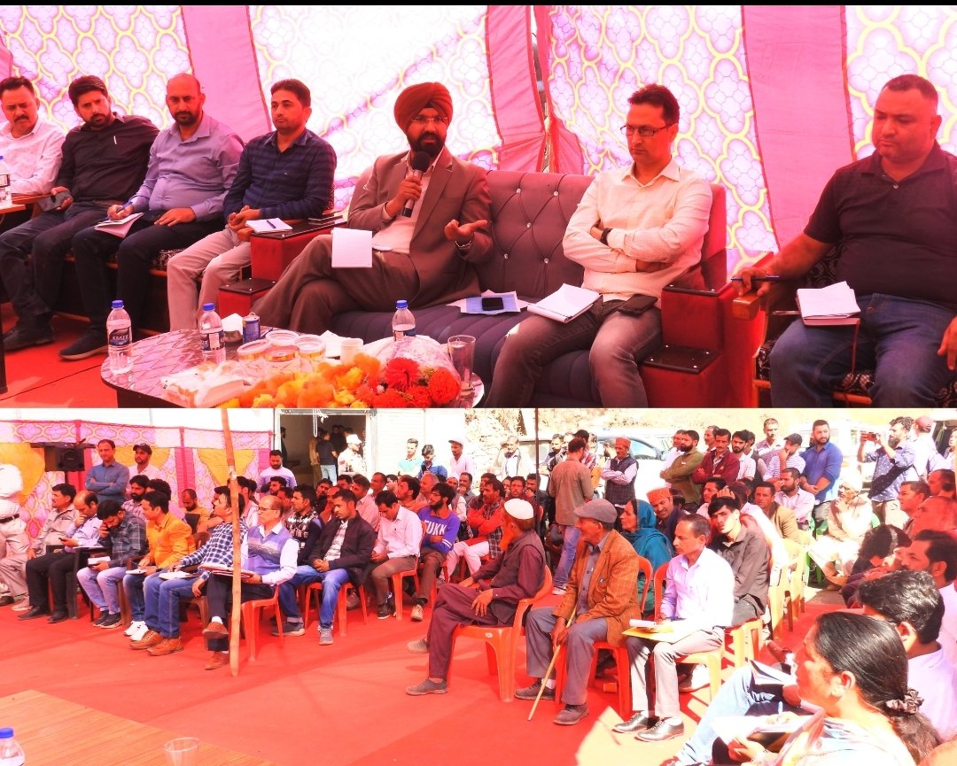 dcdodaofficial's tweet photo. 🇮🇳 DC Doda Sh. Harvinder Singh leads Block Divas at Gadi Block Bhagwah, addressing road connectivity, healthcare, and local development issues. Assures swift action to promote tourism, local products and farmer support. #BlockDivas 
@diprjk
@OfficeOfLGJandK 
@harvinder_ias https://t.co/ewghX8sNU4