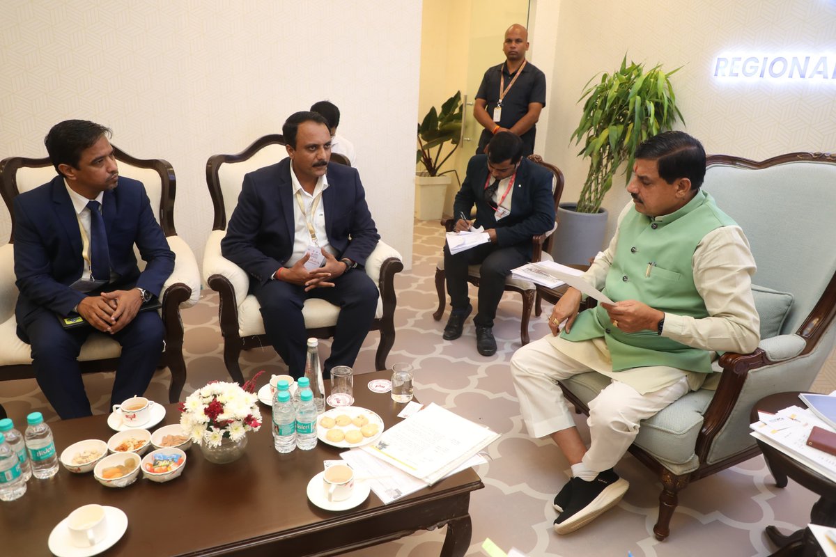 CMMadhyaPradesh's tweet photo. ⁵ᵗʰ रीजनल इंडस्ट्री कॉन्क्लेव, रीवा
मुख्यमंत्री डॉ. मोहन यादव ने खाद्य प्रसंस्करण के क्षेत्र में निवेश के संबंध में आज बालाजी वेफर्स के प्लांट हेड श्री समीर पटेल से वन-टू-वन चर्चा की।
@DrMohanYadav51
@CimGOI @investindia @MPIDC @Industryminist1 #RICRewa #InvestMP #FutureReadyMadhyaPradesh #REWA #MadhyaPradesh #RegionalIndustryConclave #RisewithRewa #InvestInVindhya #RewaRisingRIC
