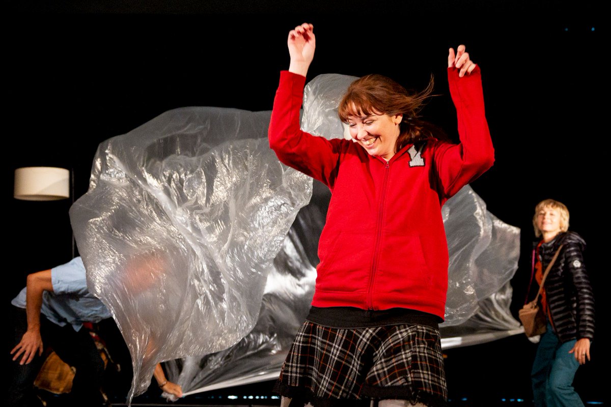 Nous sommes à un mois de la création du nouveau spectacle de <a href="/LaManivelle/">La Manivelle Théâtre</a> ! "Respire", dès 7 ans, première représentation le samedi 23 novembre à 17h.
Infos et réservations sur lamanivelletheatre.com

#theatre #jeunepublic #waquehal