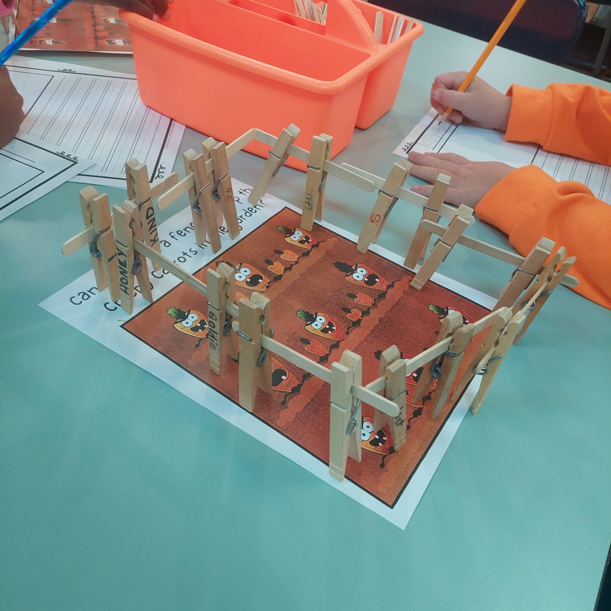 _mtom1's tweet image. Creep Carrots 🥕 STEM activity with kinder-2nd grade!