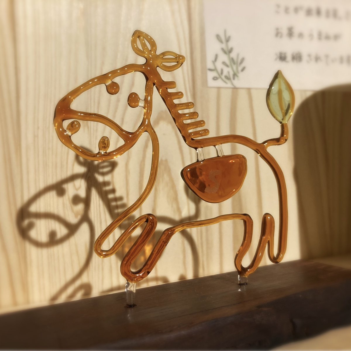 この度、斜め向かいのほうじ茶カフェ、「さや香茶」さんの1周年記念オブジェを制作させていただきました！
こんな光栄な機会に当工房をお選びいただき、本当にありがとうございます！

お立ち寄りの際はぜひ、ホウジテミール君を愛でてあげてください。

お店のアカウントは→<a href="/sayakoucha/">さや香茶/さやこうちゃ</a>