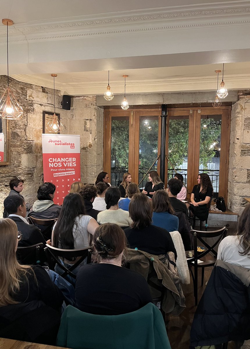 Hier soir était organisée la conférence sur l’engagement féministe dans la musique par les <a href="/Jeunessoc44/">Jeunes socialistes de Loire-Atlantique</a> ! 🌹
Des débats essentiels et beaucoup de monde présent ! 👏