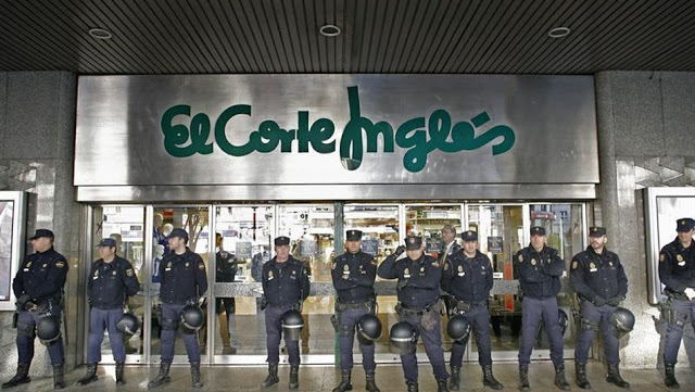 FonsiLoaiza's tweet photo. Acaban de retirar de El Corte Inglés mi último libro Oligarcas. Los dueños de España. Parece que no les gusta que diga que financiaron a la ultraderecha de VOX y confeccionan trajes de Policía y Guardia Civil amañando contratos con entradas del Real Madrid
https://t.co/Q9mLXZL8vq https://t.co/CCcHqc2CxN