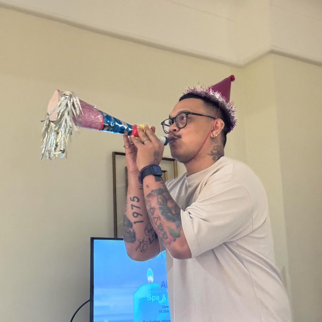 [GIVEAWAY] 

Dikarenakan face claim kesayangan gua ulang tahun hari ini, sebagai rasa syukur gua mau adain GA kecil kecilan sebesar 50k untuk 2 orang. Khusus anak RP aja. 

Bakalan di undi besok ya. Layout / E-wallet terserah. 

Cukup RT aja &amp; jgn lupa streaming "Ernesto".