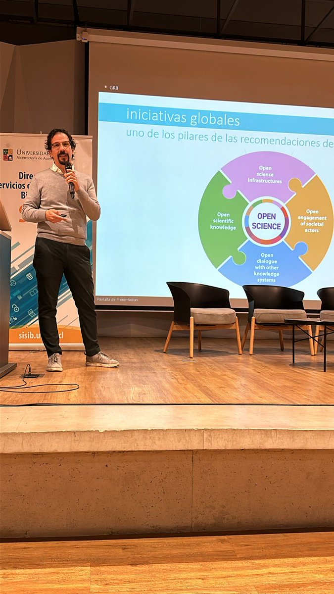 sisibuchile's tweet image. Juan Pablo Alperín, de @pkp afirma que hay que ser proactivos en construir infraestructuras abiertas equitativas, y no permitir que la indexación sólo la consigan quienes tengan recursos para invertir.
#BIREDIALUchile2024 #CienciaAbierta #Bibliotecas #Repositorios #IA