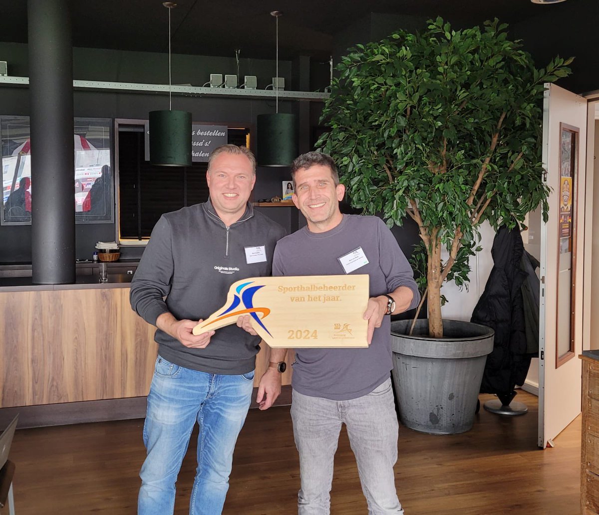 Wij feliciteren Bert van Beek van Stiwa Exploitatie en Beheer, die vandaag tijdens de jaarlijkse Themadag sporthalbeheerders van de vaktechnische commissie van VSG-West is uitgeroepen tot Sporthalbeheerder van het Jaar. Hij ontving de prijs uit handen van Nick Kulderij.