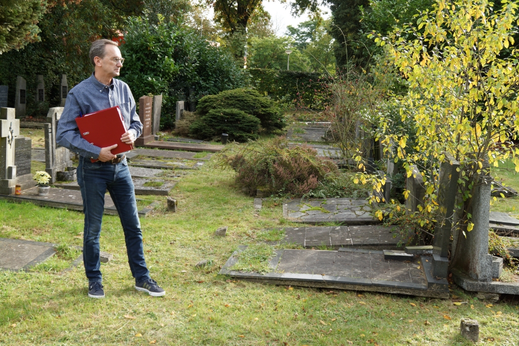 R_daalseBode's tweet image. Hans Molier uitte verbazing over staat begraafplaats: 'breed gedragen schoonmaakctie op komst' -  internetbode.nl/roosendaal/l/4…