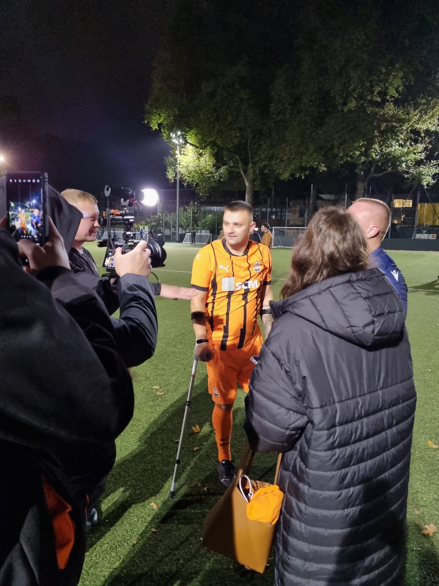 ClareBA (Amb Zaluzhnyi's Tea Lady) #NAFO #FELLA (@cba500) on Twitter photo <a href="/BuildGoals/">Football for Life</a> <a href="/AFCCommunity/">Arsenal Community</a> <a href="/OfficialBHAFC/">Brighton & Hove Albion</a> <a href="/FCShakhtar/">⚒FC SHAKHTAR DONETSK</a> <a href="/ScotAmputeeFA/">Amputee Football Association Scotland</a> <a href="/Worldchanging/">Worldchanging Institute</a> <a href="/casinclair/">Cameron Sinclair</a> Hehe, that's me with the Ukraine flag on the right. Was a lovely event, hope to see more and thank you so much for supporting Ukraine 💪🇺🇦🇬🇧 <a href="/BuildGoals/">Football for Life</a> <a href="/AFCCommunity/">Arsenal Community</a> <a href="/OfficialBHAFC/">Brighton & Hove Albion</a> <a href="/FCShakhtar/">⚒FC SHAKHTAR DONETSK</a> <a href="/ScotAmputeeFA/">Amputee Football Association Scotland</a> <a href="/Worldchanging/">Worldchanging Institute</a> <a href="/casinclair/">Cameron Sinclair</a> Hehe, that's me with the Ukraine flag on the right. Was a lovely event, hope to see more and thank you so much for supporting Ukraine 💪🇺🇦🇬🇧