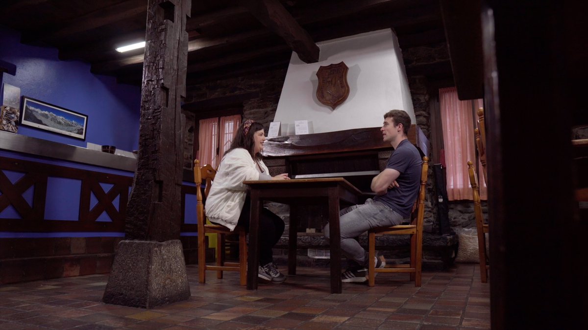 Iñaki Artola pilotariak hamar urte betetzen ditu aurten pilotari profesional gisa. Gainera, Alegiako bertso eskolako irakasle ere bada. Izango du beraz zer kontatua larunbateko saioan, ez galdu!