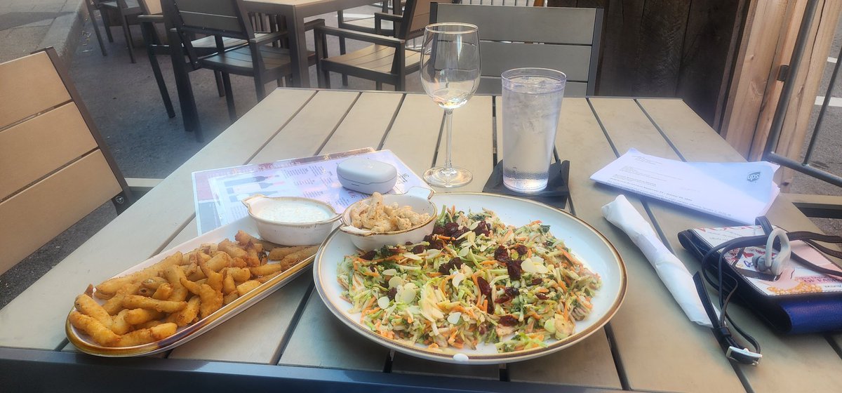Met one of the nicest waiters at #nicandnormans in downtown #Louisville today.   Best part?  He was a #Michigander as well.  Meet Paris!

maps.app.goo.gl/tKgHjcVAxhizyp…