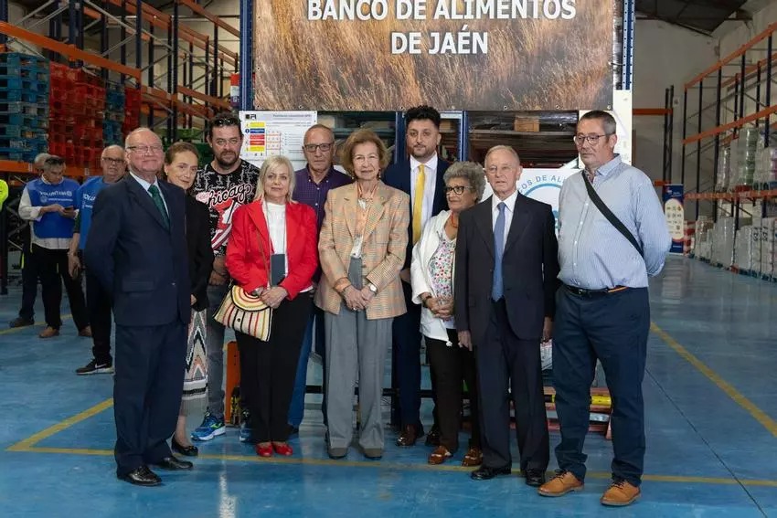 jaen_solidario's tweet photo. Ayer, 22 de octubre, la Reina Sofía visitó el Banco de Alimentos de Jaén para conocer su labor y Jaén solidario tuvo la oportunidad de tener presencia en este acto.👏🏽

El año pasado, el Banco distribuyó 1.336.732 kilos de alimentos a 168 entidades, incluyendo Jaén Solidario. 🍎 https://t.co/RgebHnVVhu