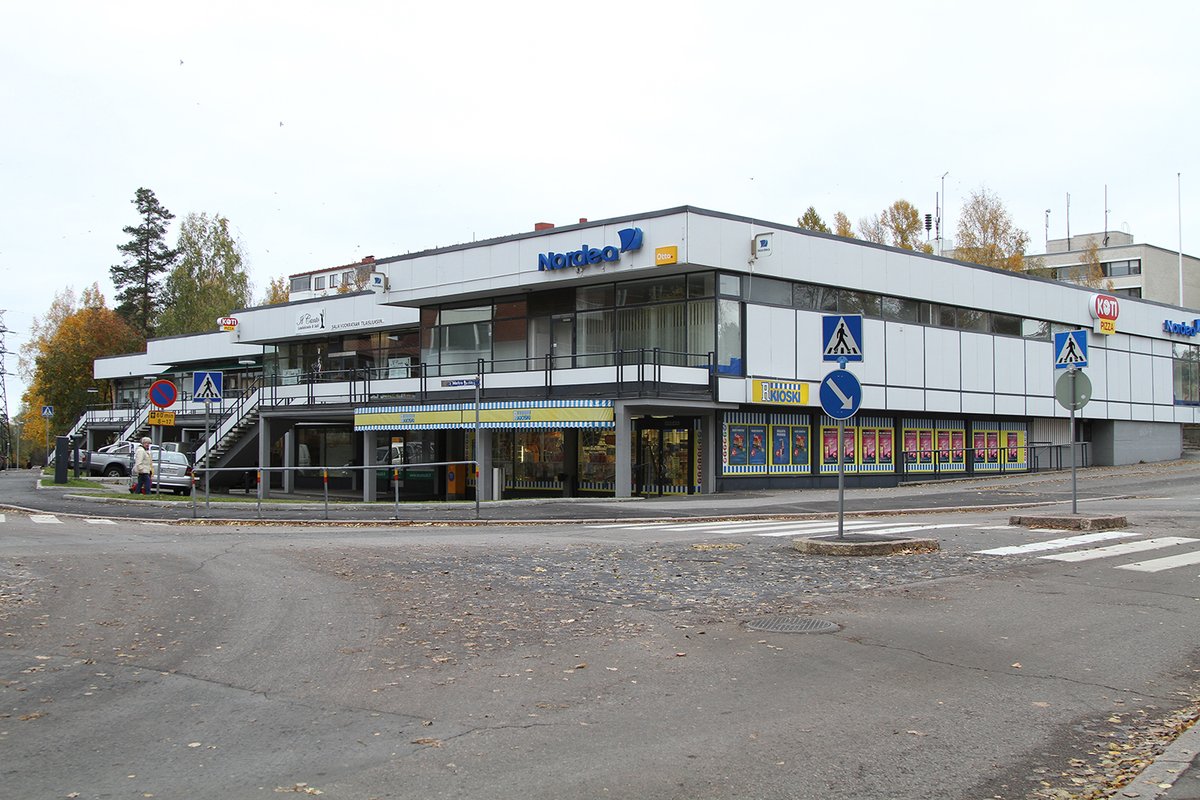 Kulosaaren ostari on kaavoittajamme työpöydällä.

Asemakaavan yhteydessä ratkaistaan

⚫ostarin purkaminen
⚫ tilat kaupallisille lähipalveluille.

Keskustelutilaisuus aiheesta 5.11. klo 17.30 Kulosaaren ala-asteella. Tervetuloa!

👉 hel.fi/fi/uutiset/kul…

📸 Seppo Laakso