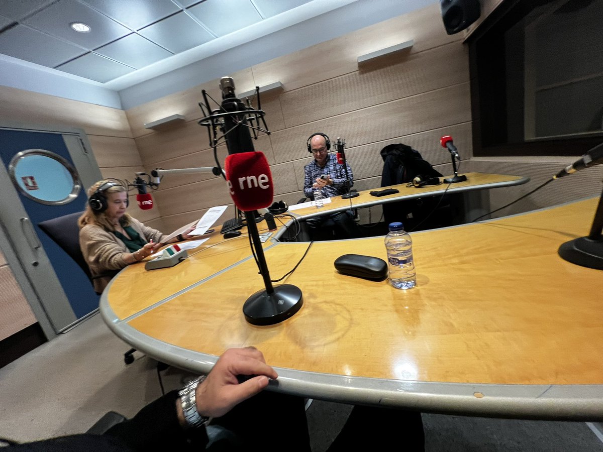 PGPerezGonzalez's tweet image. Encantado de hablar de cómo las galaxias están muriendo en @ree_rne con @JALGUERRERO . ¡Gracias por la oportunidad!