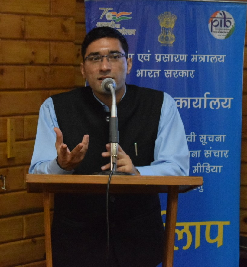 PIBShimla's tweet photo. चम्बा, हिमाचल प्रदेश में आपदा प्रबंधन पर मीडिया कार्यशाला का आयोजन किया गया। उपायुक्त चम्बा श्री मुकेश रेपसवाल ने कहा कि आपदाओं पर रिपोर्टिंग करते समय मीडिया को सनसनीखेज रिपोर्टिंग से बचना चाहिए और जिम्मेदारी से काम करना चाहिए। 

#DisasterManagement #PIBShimla https://t.co/j3Fak3Vnxh