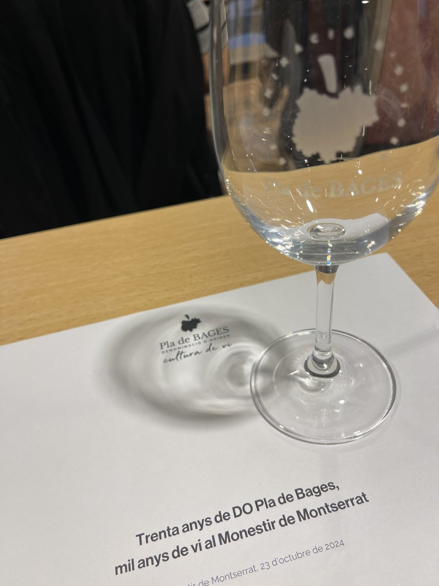 FELICITATS <a href="/dopladebages/">DO Pla de Bages</a> per aquests primers 30 anys de vi, cultura i territori. Per molts més al vostre costat ❤️