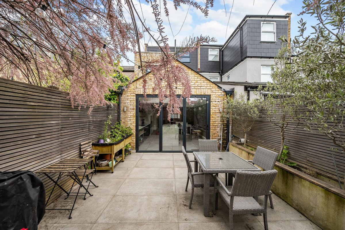 A stunning Victorian home in a desirable location✨

📍 Wimbledon, SW19
🏡4 bedrooms
🛀2 bathrooms
🚉Great transport links
🌳West facing garden
⛓No onward chain
💷£1,250,000

See the full listing: bit.ly/48lxPna

#kfhproperty #london #wimbledon #sw19 #propertyforsale
