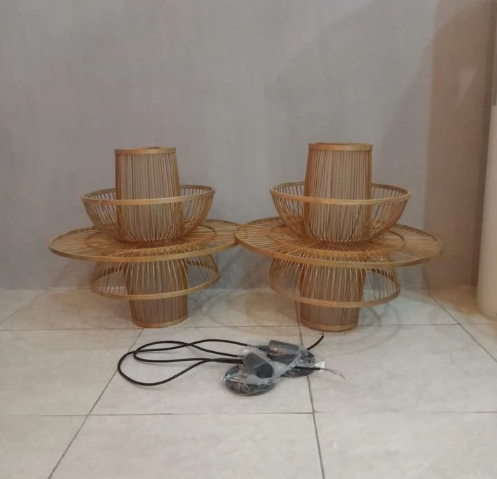 ClasicEquipment's tweet image. Some rustic soul for your home. Handcrafted with love and precision. 
Ksh 12,000 per pc.
0721275514.

#rusticlighting #rusticdecor #handmade #handwoven #naturalmaterials #naturalwovenlight #rustichomedecor #bamboolightfixture #bamboolamp #bamboolightshade #rattanpendantlight