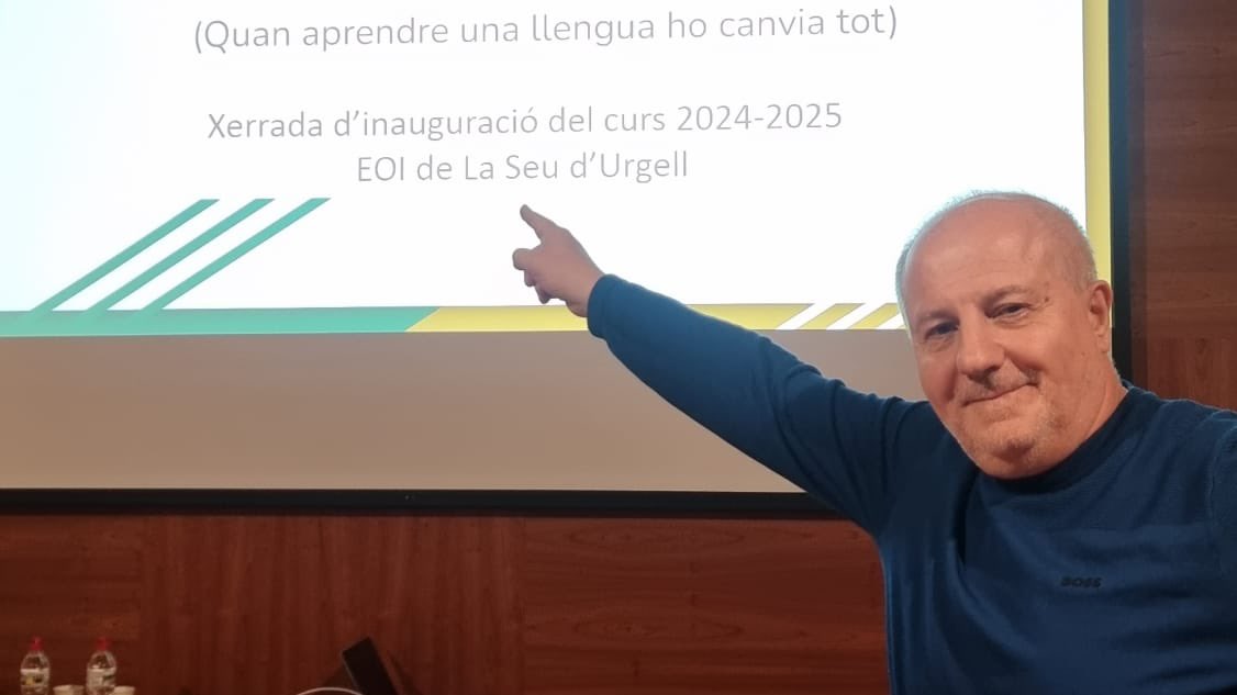 #EnImatges Xerrada inaugural del curs 2024-2025 de l'<a href="/EoiSeu/">EOI La Seu d'Urgell</a> a càrrec de Joan Ramon Zaballos, docent i catedràtic d’alemany de l'EOI. L'acte es va celebrar ahir dimarts a la Sala de la Immaculada de (Fotos: EOI)