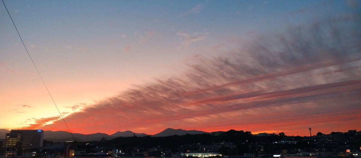 plus123123123's tweet photo. 綺麗な夕焼け雲
一直線に伸びる雲って綺麗✨
#熊本市 #雲 #夕焼け https://t.co/TuhQjRG7L6