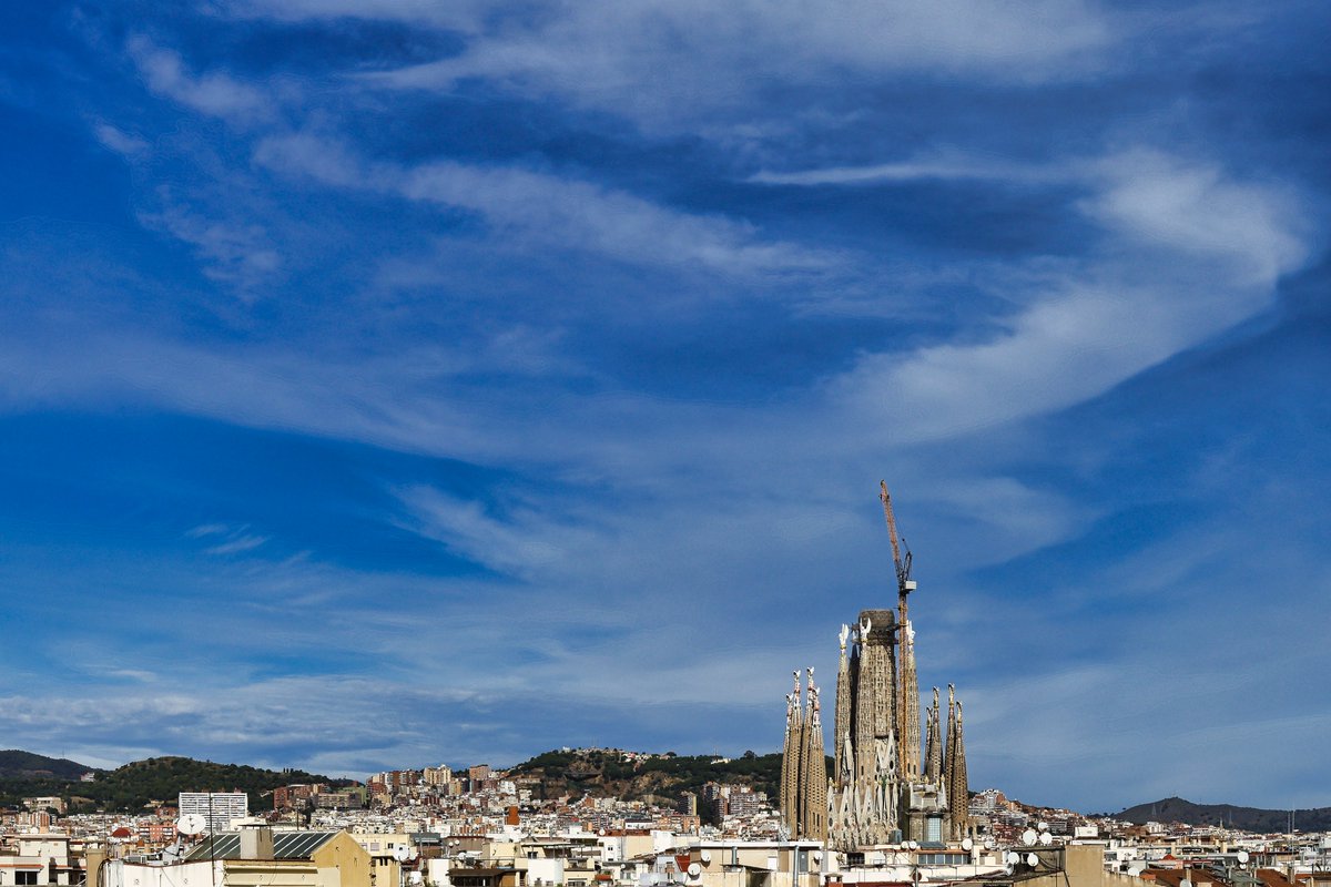 CAT_ T’agrada més de nit o de dia? 
ES_ ¿Te gusta más de noche o de día? 
EN_ Do you like it better by day or night? 